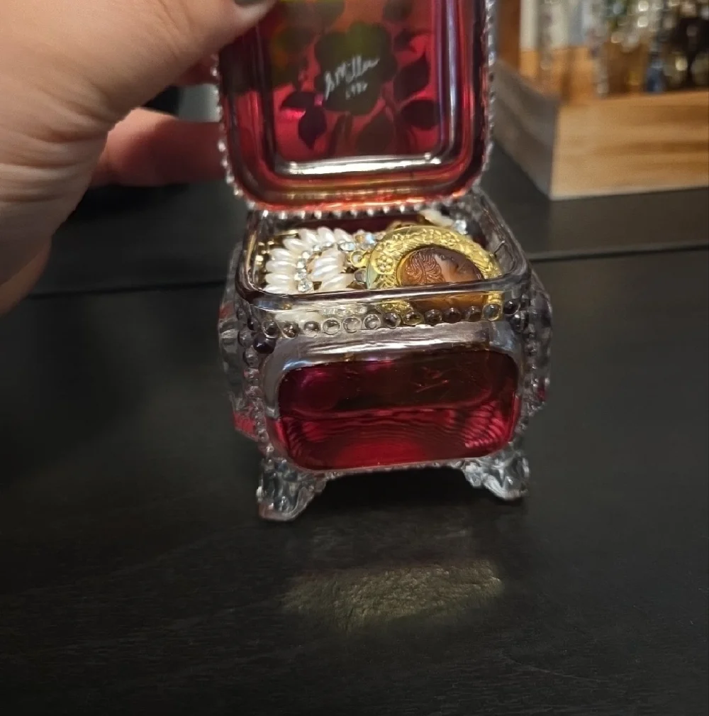 Westmoreland Glass Trinket Box Filled With Jewelry (Handpainted) [1976] - Picture 4 of 9